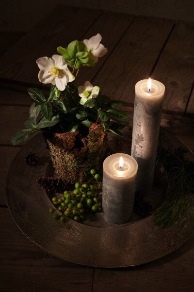 Winterlicher Teller mit Kerzen und Blume Winterlicher Teller mit Kerzen und Blume